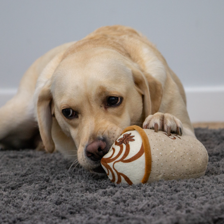 ☕ Lait de Noël à la Cannelle – Jouet en peluche douce pour chien (17 cm)