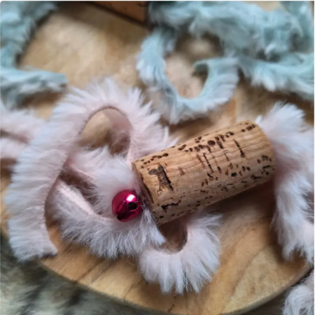 Jouet artisanal pour chat – Le petit bouchon de liège qui réveille l’instinct de chasse ! 🐾