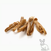 Peaux de lapin roulées . petite mastication